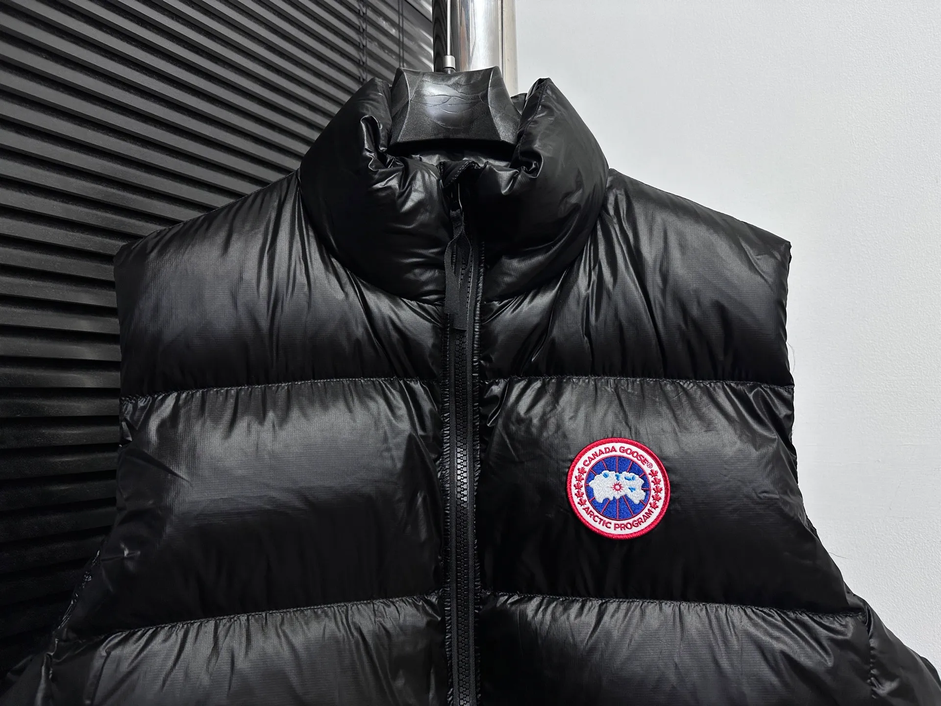 P560 [Canada Goose] Big Goose🦢Puff Down Vest has always been recognized as the warmest down jacket. Various Instagram celebrities, Internet celebrities, and celebrities often wear it for street photos. I make Canada Goose every year, but I still can't get rid of my love for it. No matter how cold the days are, there is no need to be afraid, because there is! Filled with 90% white duck down, it is the legendary warmest down jacket and is known as a must-have for Arctic outdoor sports! The most popular down jacket in the world, celebrities are rushing to buy it, it is a must-have! Size: XS-XL